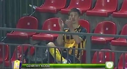 Ανέβηκε στην εξέδρα να πανηγυρίσει. Το… γκολ του! (video)