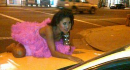 Η σέξι πλευρά της… πέτρας του σκανδάλου