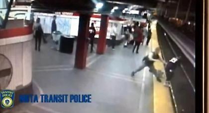 Αστυνομικός αποτρέπει αυτοκτονία στο Μετρό! (VIDEO)
