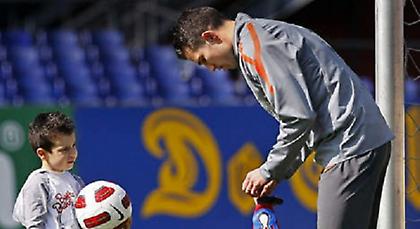 Μάχη στο Μάντσεστερ για τον γιο του Φαν Πέρσι