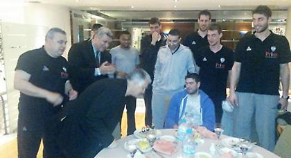 Η τούρτα-έκπληξη στον 600άρη Σούλη (video)