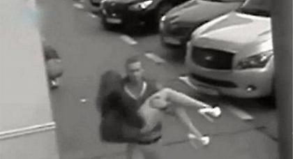 Την είδε, την ερωτεύτηκε, την απήγαγε! (video)