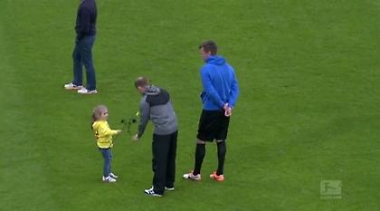 Με τέτοιον κόσμο δεν πέφτει ποτέ (video)