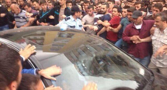 Τουρκία: Οργισμένο πλήθος περικύκλωσε τον Ερντογάν