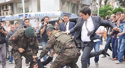 Φωτογραφία - σοκ: Οργή για τον σύμβουλο του Ερντογάν που χτυπά διαδηλωτή