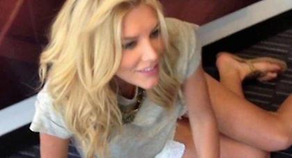 Η σέξι δημοσιογράφος και η επέτειος του ατυχήματος (Pics-Video)