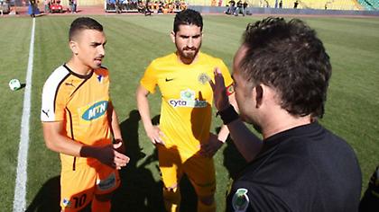 Στο νοσοκομείο από κροτίδα παίκτης του ΑΠΟΕΛ! (video)