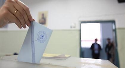 Άνοιξαν σε όλη τη χώρα οι κάλπες