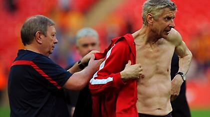 Το πάρτι στα αποδυτήρια και ο… ημίγυμνος Βενγκέρ (video)