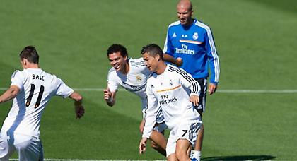 Ο Ζιζού «παρασημοφορεί» τον Ρονάλντο