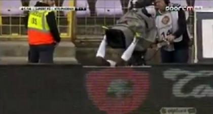 Εξαφανίστηκε πίσω από τις πινακίδες (video)