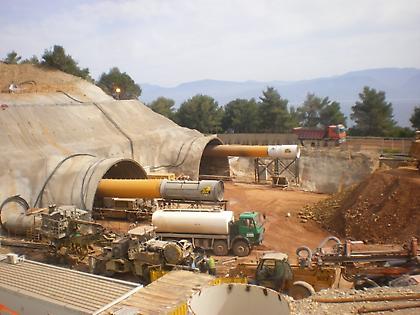 Τελειόφοιτοι του Τμήματος Γεωλογίας στα έργα των τρένων