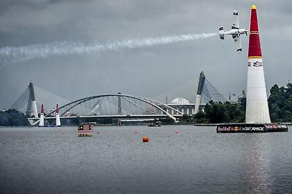 Νίκη - έκπληξη για τον 58χρονο Νάιτζελ Λαμπ σε Red Bull Air Race