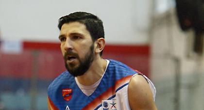 Ένας έξω, δύο αμφίβολοι