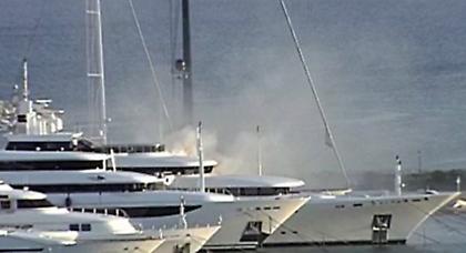 Πυρκαγιά σε σκάφος στη Μαρίνα Φαλήρου