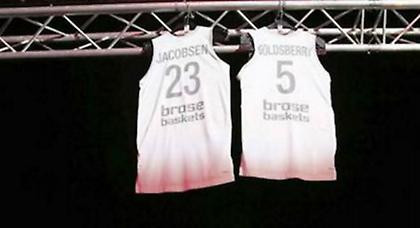 Αποχωρούν Γκόλντσμπερι, Τζέικομπσεν