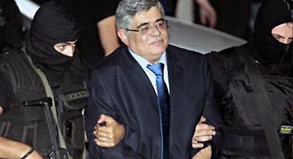 Guardian: Η Χρυσή Αυγή βγάζει τις μπότες και φορά κοστούμια