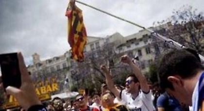 Έκαψαν φανέλα της Μπαρτσελόνα πριν τον τελικό!