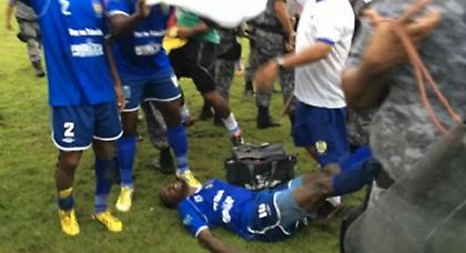 Άγριο ξύλο και σκηνές σοκ σε αγώνα στη Βραζιλία (video)