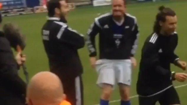 Ξεβράκωσε παρουσιαστή σε γήπεδο (video)