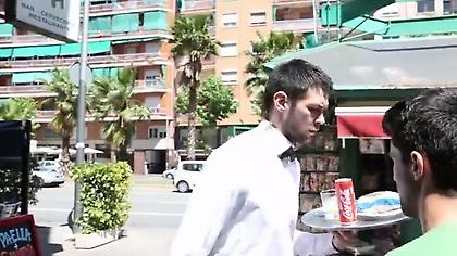 Ο «Παπ» σερβιτόρος και ο Ντόρσεϊ ταξιτζής (video)