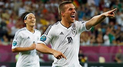 Πέταξε δημοσιογράφο στην πισίνα ο Ποντόλσκι! (video)