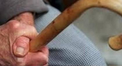 Λήστεψαν και χτύπησαν ηλικιωμένο για 80 ευρώ