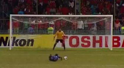 Έπεσε, αλλά σκόραρε (video)