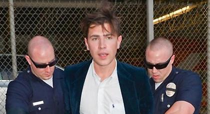 Αντιμέτωπος με 4 κατηγορίες ο φαρσέρ που επιτέθηκε στον Μπραντ Πιτ