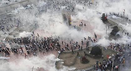 Τουρκία: Με δακρυγόνα και αντλίες νερού προσπαθούν να διαλύσουν τους διαδηλωτές