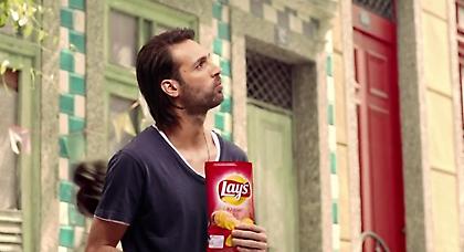 Ο Γιώργος Σαμαράς «δίνει ασίστ» στη νέα καμπάνια των Lay’s στην Ελλάδα