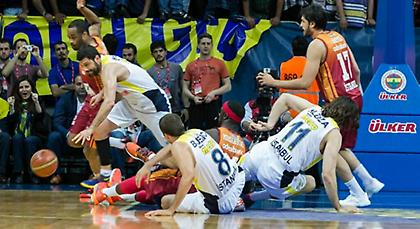 Ανατροπή και 2-0 για τη Φενέρ του «Ζοτς»