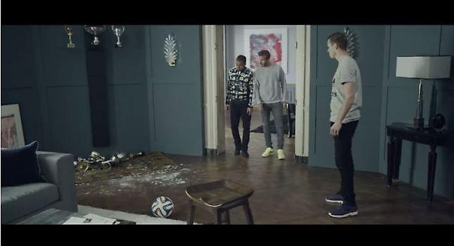 Ντέιβιντ, μην το μάθει η Βικτόρια! (video)