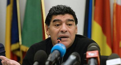 Τα «χώνει» ο Μαραντόνα