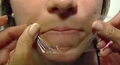 Δάσκαλος «σφράγισε» το στόμα μαθήτριας με σελοπέιπ