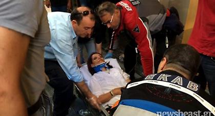 Ασθενοφόρο παρέλαβε την τραυματία στο υπουργείο Οικονομικών