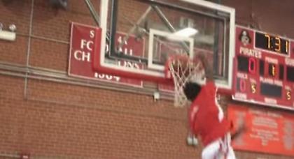 Φοβερό κάρφωμα από έναν πιτσιρικά (video)