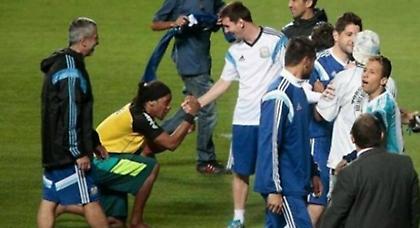 Ο... Ροναλντίνιο υποκλίθηκε στον Μέσι (video)