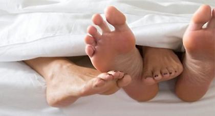 Έπιασε τη γυναίκα του να τον απατά και αποσπά χρήματα από τον εραστή της