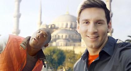 Υπόκλιση Κόμπι σε Μέσι