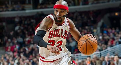 ΝΒΑer χαρίζει τα παπούτσια του (pics)