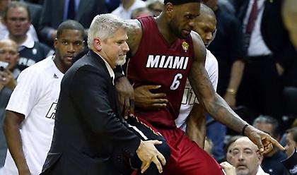 Λυκειόπαιδο «γλεντά» τον Λεμπρόν (video)