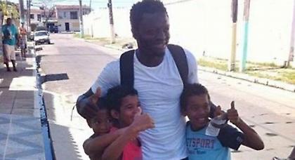 Μοίρασε χρήματα στους φτωχούς ο Μουντάρι (video)