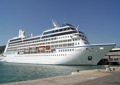 Το κρουαζιερόπλοιο Oceania Insignia στο λιμάνι της Σούδας