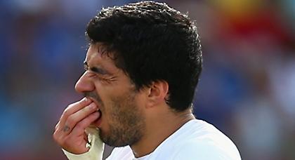 Ξαναδάγκωσε ο Σουάρες (pics)