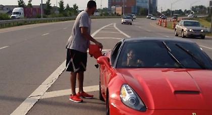 H Ferrari του μπασκετμπολίστα έμεινε από βενζίνη (video)