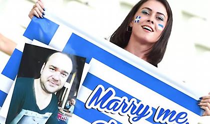 Πρόταση γάμου από Ελληνίδα με… πανό (pic)