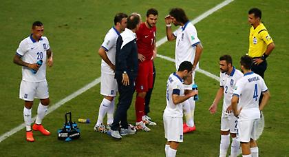 Με Καρνέζη, χωρίς Κονέ