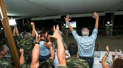 Δείτε τον Αβραμόπουλο στο Αγαθονήσι να πανηγυρίζει την πρόκριση της Εθνικής