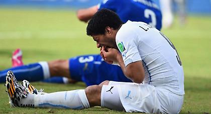 Η δαγκωνιά Σουάρες σε… subbuteo! (video)